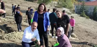 Harmancık'ta cumhuriyetin 100. yılı dolayısıyla 100 fidan yaprakla buluştu