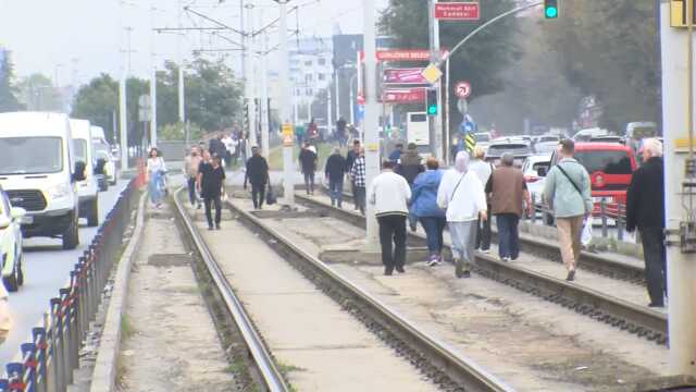Kabataş-Bağcılar Tramvayı'nda arıza! Yolcular bir sonraki istasyona kadar raylarda yürüdü Kabataş-Bağcılar Tramvayı'nda arıza! Yolcular bir sonraki istasyona kadar raylarda yürüdü