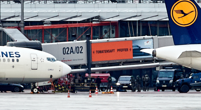 Almanya'da havalimanında kızını rehin alan Türk, 18 saat sonra teslim oldu