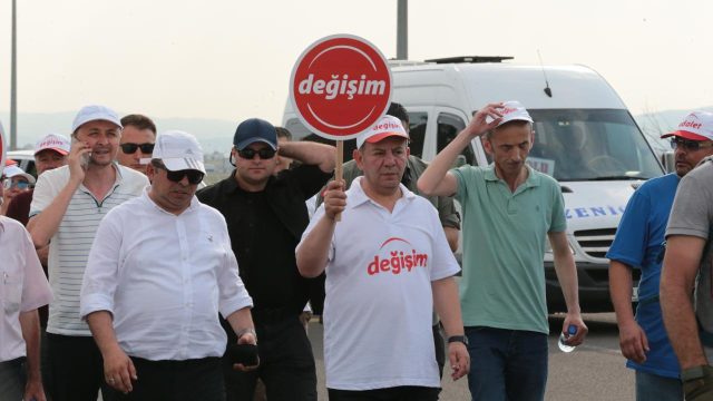 Kılıçdaroğlu'nun gitmesi için 203 kilometre yürüyen Tanju Özcan'dan Özgür Özel'e tebrik