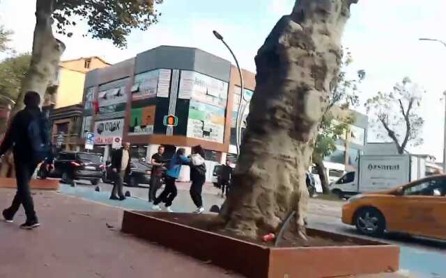 Genç kızlar saç saça baş başa birbirine girdi! Diğeri silaha sarıldı Genç kızlar saç saça baş başa birbirine girdi! Diğeri silaha sarıldı