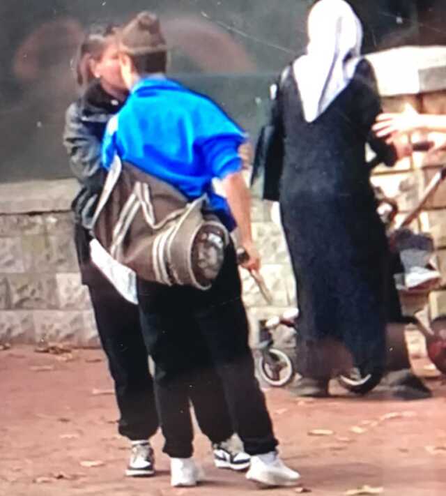 Genç kızlar saç saça baş başa birbirine girdi! Diğeri silaha sarıldı Genç kızlar saç saça baş başa birbirine girdi! Diğeri silaha sarıldı