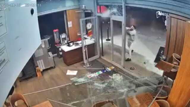 Esenyurt'ta İsrail'e tepki gösteren şahıs ünlü fast food restoranına saldırdı! Camı çerçeveyi yere indirdi Esenyurt'ta İsrail'e tepki gösteren şahıs ünlü fast food restoranına saldırdı! Camı çerçeveyi yere indirdi
