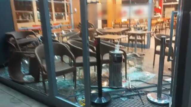 Esenyurt'ta İsrail'e tepki gösteren şahıs ünlü fast food restoranına saldırdı! Camı çerçeveyi yere indirdi Esenyurt'ta İsrail'e tepki gösteren şahıs ünlü fast food restoranına saldırdı! Camı çerçeveyi yere indirdi
