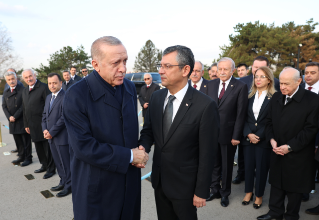 İlk karşılaşma! Cumhurbaşkanı Erdoğan ile CHP lideri Özel Anıtkabir'de tokalaştı