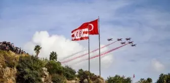 Türk Yıldızları Antalya'da Gösteri Uçuşu Gerçekleştirdi