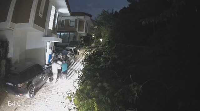 Dilan ve Engin Polat'ın komşuları ile park kavgası! Yumruk attığı anın görüntüsü ortaya çıktı Dilan ve Engin Polat'ın komşuları ile park kavgası! Yumruk attığı anın görüntüsü ortaya çıktı