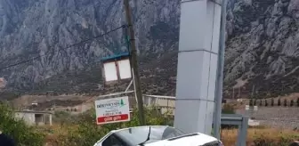 Amasya'da Kamyonet Köprü Korkuluklarında Asılı Kaldı