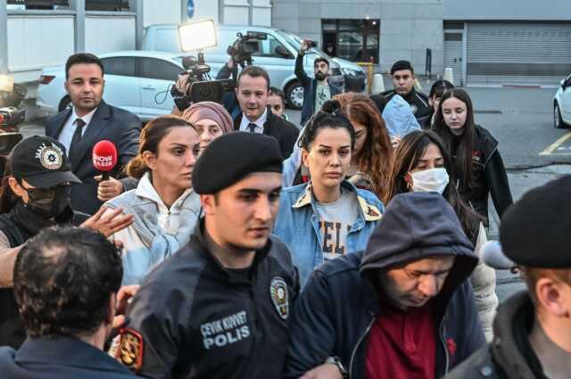 İkinci tutuklama kararını duyan Dilan Polat, adliye koridorunda eşine 'Masumuz' diyerek ağladı