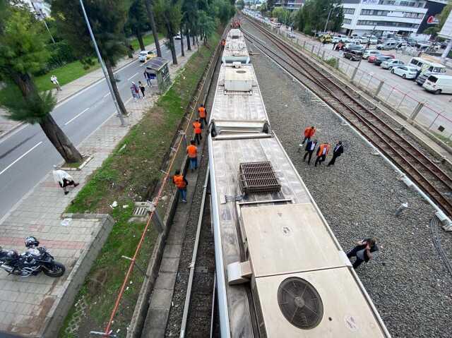 İzmir'de raydan çıkan metro, peron duvarına çarptı