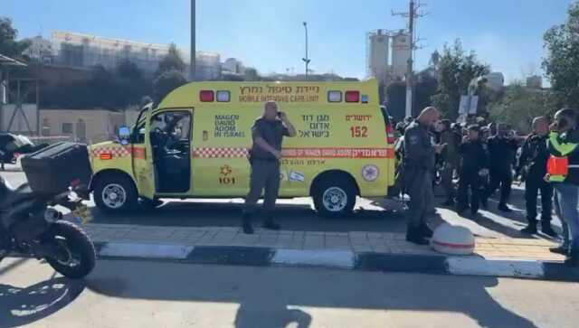 Kudüs'te hareketli saatler! Polis 3 silahlı saldırganı öldürdü, 1'i ağır 5 kişi yaralandı Kudüs'te hareketli saatler! Polis 3 silahlı saldırganı öldürdü, 1'i ağır 5 kişi yaralandı