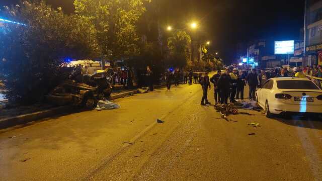 Adana'da ağaca çarpan otomobil ikiye bölündü: 3 ölü, 2 yaralı Adana'da ağaca çarpan otomobil ikiye bölündü: 3 ölü, 2 yaralı