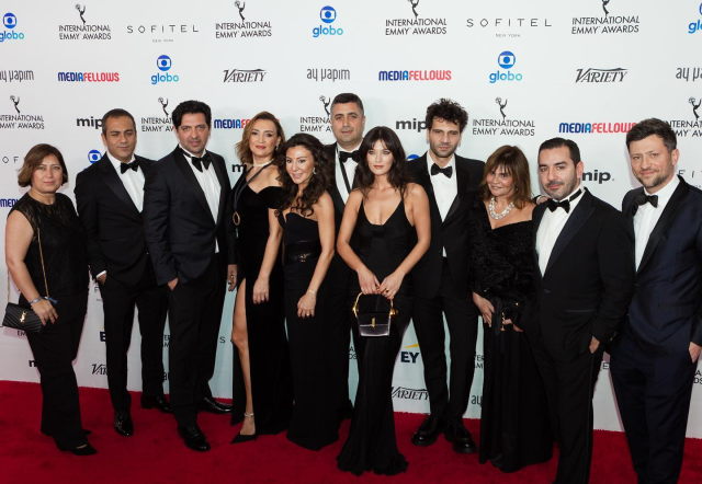 Dizisi Emmy ödülü kazanan Kaan Urgancıoğlu, törendeki dağınık saçlarıyla alay konusu oldu