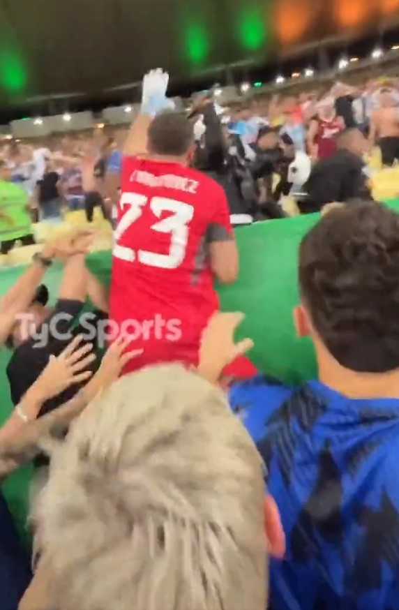 Dünya futbol tarihine geçecek kare! Arjantin kalecisi Martinez, taraftarı coplayan polise saldırdı
