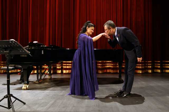 Türkiye'ye 'İşgalci' diyen kadının elini öpen Özgür Özel'den eleştirilere yanıt