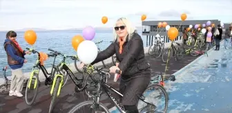 Vanlı kadınlar Gazze'de ölen kadınlar için gökyüzüne balon bıraktı