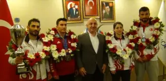 Dünya Kick Boks ve Avrupa Boks Şampiyonaları'nda madalya kazanan sporcular davulla karşılandı