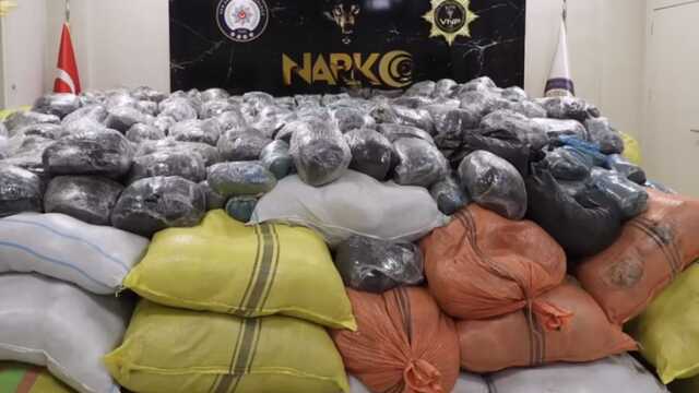 Van'da 4 ton 600 kilogram toz esrar ele geçirildi Van'da 4 ton 600 kilogram toz esrar ele geçirildi