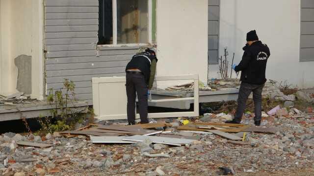 Depremde ağır hasar alan binadan söktüğü kapı ile 4. kattan aşağı düştü