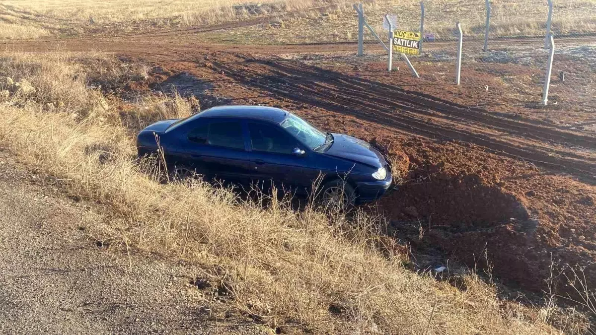 Sivas ta şarampole devrilen otomobildeki 5 kişi yaralandı Son Dakika