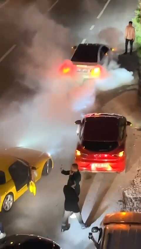 Havaya ateş açıp, lastik yaktılar! Bursa'da yolu kapatan düğün konvoyundaki magandalar terör estirdi