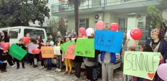 Öğrencilerin Sürpriz Ziyareti İle Duygulanan Öğretmen