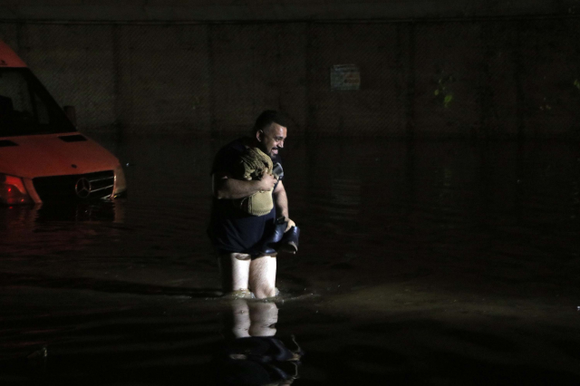Gaziantep'te sağanak yağış nedeniyle yollar göle döndü