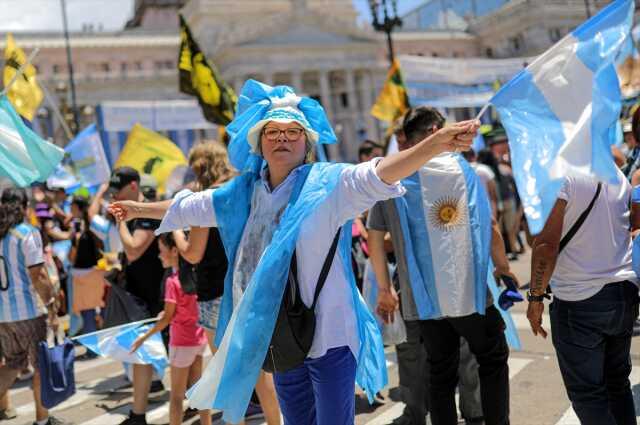 Arjantin'de Javier dönemi resmen başladı! Halka seslendiği ilk konuşmasında 'Para yok' dedi