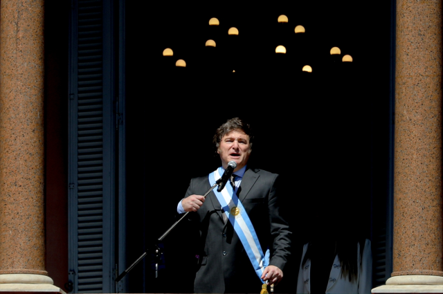 Arjantin'de Javier dönemi resmen başladı! Halka seslendiği ilk konuşmasında 'Para yok' dedi