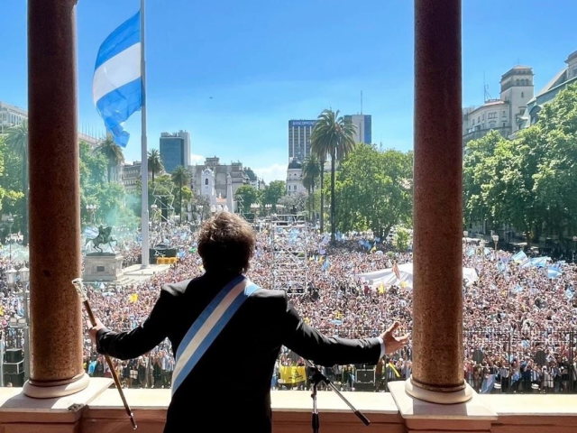Arjantin'de Javier dönemi resmen başladı! Halka seslendiği ilk konuşmasında 'Para yok' dedi