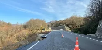Bartın-Kastamonu yolu heyelan nedeniyle ulaşıma kapandı