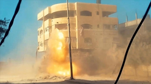 Kassam savaşçıları Gazze'yi işgale gelen İsrail zırhlı araçlarını havaya uçurdu