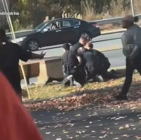 Siyahi kadını darp ederek gözaltına alan polise 40 saat görevden uzaklaştırılma cezası verildi