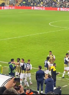 Fenerbahçeli futbolcular gol sevincini bebeğini kaybeden Umut Nayir'le paylaştı
