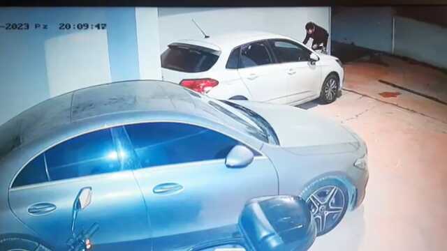 Sitenin otoparkına giren 4 çocuk, araçlara dışkılarını sürdü Sitenin otoparkına giren 4 çocuk, araçlara dışkılarını sürdü