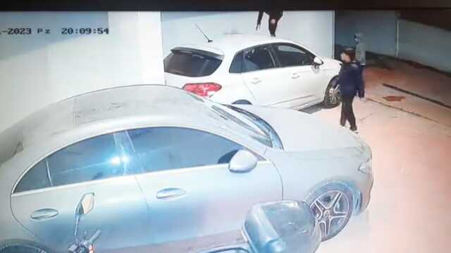 Sitenin otoparkına giren 4 çocuk, araçlara dışkılarını sürdü Sitenin otoparkına giren 4 çocuk, araçlara dışkılarını sürdü