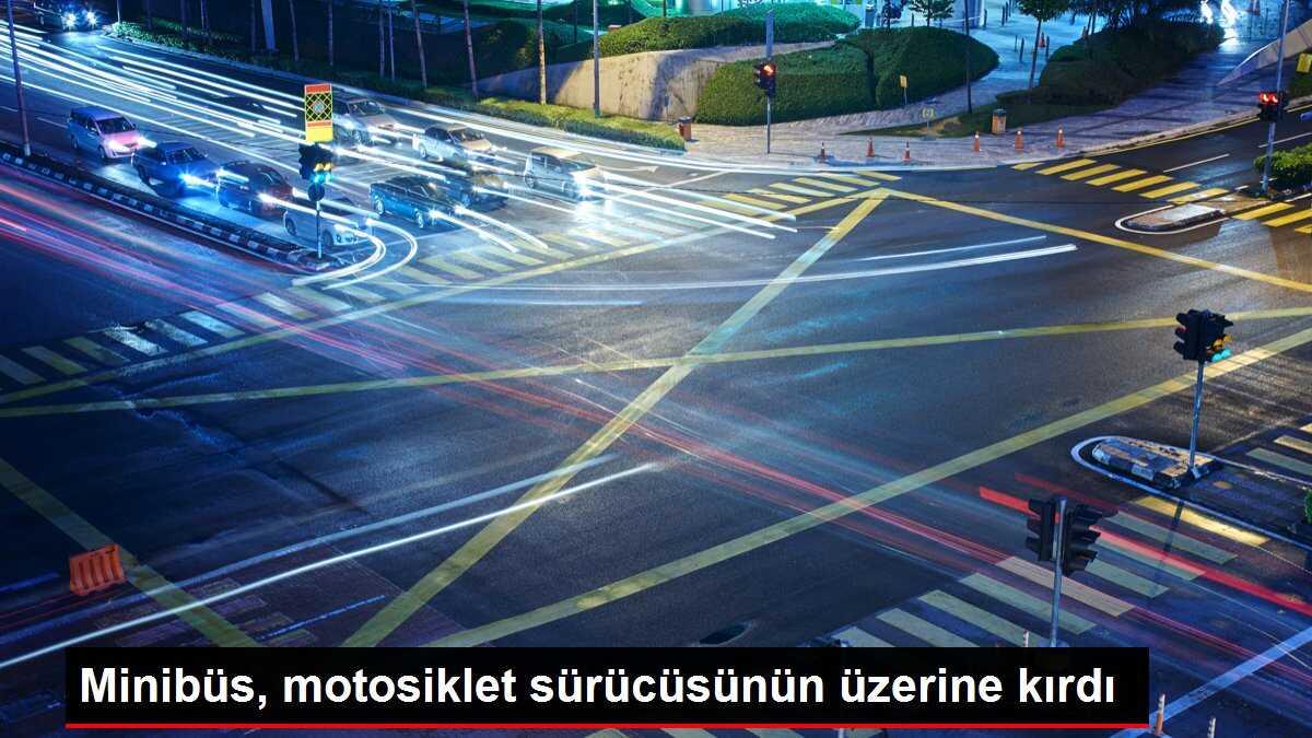 Minibüs, motosiklet sürücüsünün üzerine kırdı