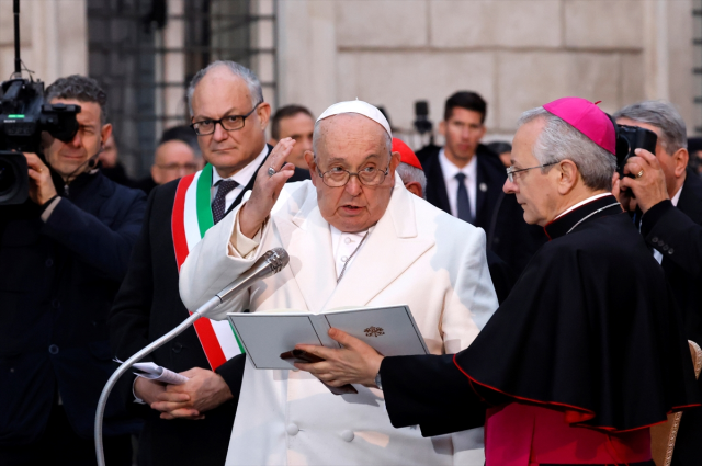 Papa Francis, eşcinsel çiftlerin kutsamalarına izin veren kararı resmen onayladı