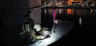 Bandırma'da Sahilde Terk Edilmiş Teknede Yangın Çıktı