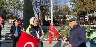 Çorum'da terör olaylarına karşı birliktelik mesajı: Vatandaşlara Türk bayrağı dağıtıldı