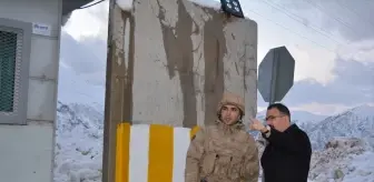 Hakkari Şemdinli Kaymakamı Ali Ekber Ateş, Üs Bölgesindeki Güvenlik Güçlerini Ziyaret Etti