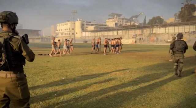 İsrail askerleri Filistinli erkekleri çırılçıplak soyarak gözaltına aldı! Kadınların da gözleri bağlı İsrail askerleri Filistinli erkekleri çırılçıplak soyarak gözaltına aldı! Kadınların da gözleri bağlı
