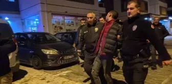 Kendini eve kilitleyip eşyaları ateşe veren genç, ailesinin para vaadiyle ikna edildi