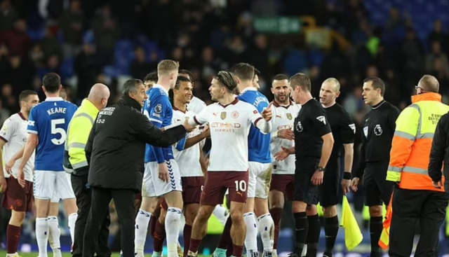 Jack Grealish'in malikanesinden 1 milyon sterlinlik mücevherle çalındı. Futbolcu haberi sahada aldı