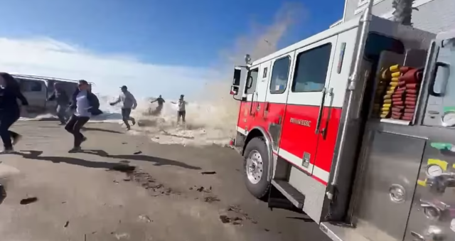 Kaliforniya'da dev dalga deniz duvarını yerle bir etti: Sahilde bulunan 8 kişi yaralandı