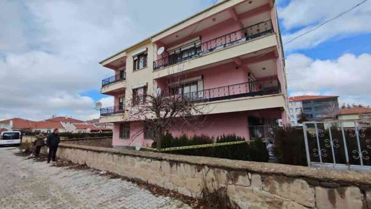 Balkondan beton zemine düşen itfaiye eri hayatını kaybetti! O anlar kamerada Balkondan beton zemine düşen itfaiye eri hayatını kaybetti! O anlar kamerada