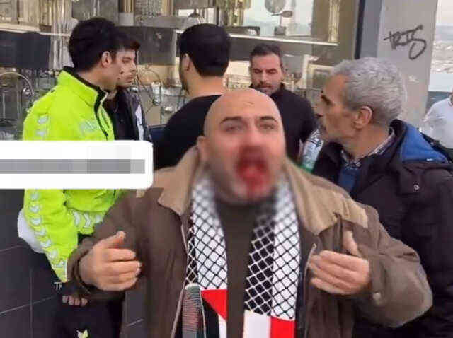 Filistin yürüyüşünden dönen vatandaşa açtığı bayrak nedeniyle yumruk atan şahıs tutuklandı Filistin yürüyüşünden dönen vatandaşa açtığı bayrak nedeniyle yumruk atan şahıs tutuklandı