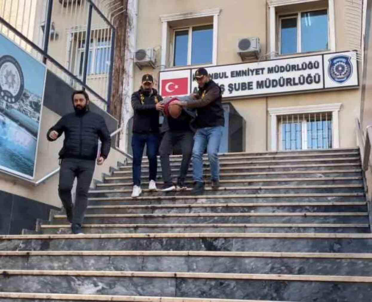 İstanbul'da firari hükümlülere dev operasyon! 3 bin 634 kişi gözaltına alındı İstanbul'da firari hükümlülere dev operasyon! 3 bin 634 kişi gözaltına alındı