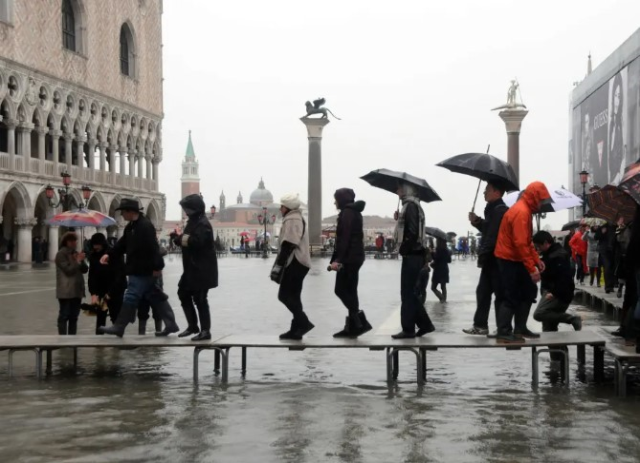 Venedik, şehrin tarihi dokusunu korumak için büyük turist gruplarını yasaklıyor