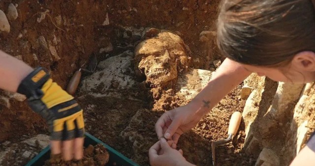 Galler'de ortaçağa ait gizemli mezarlık ortaya çıkarıldı